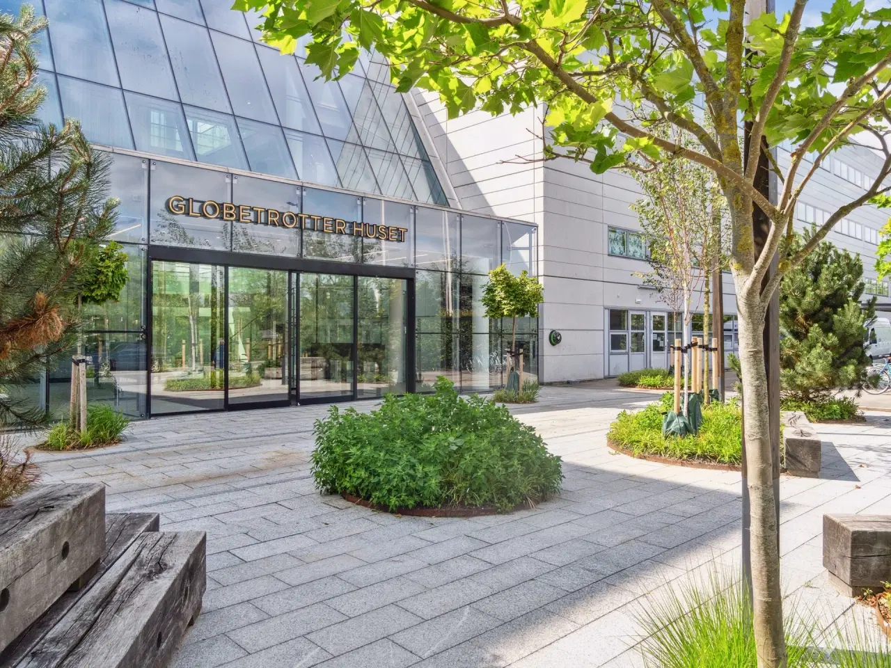 Billede 1 - Lyse og rummelige lokaler med udsigt til vandet