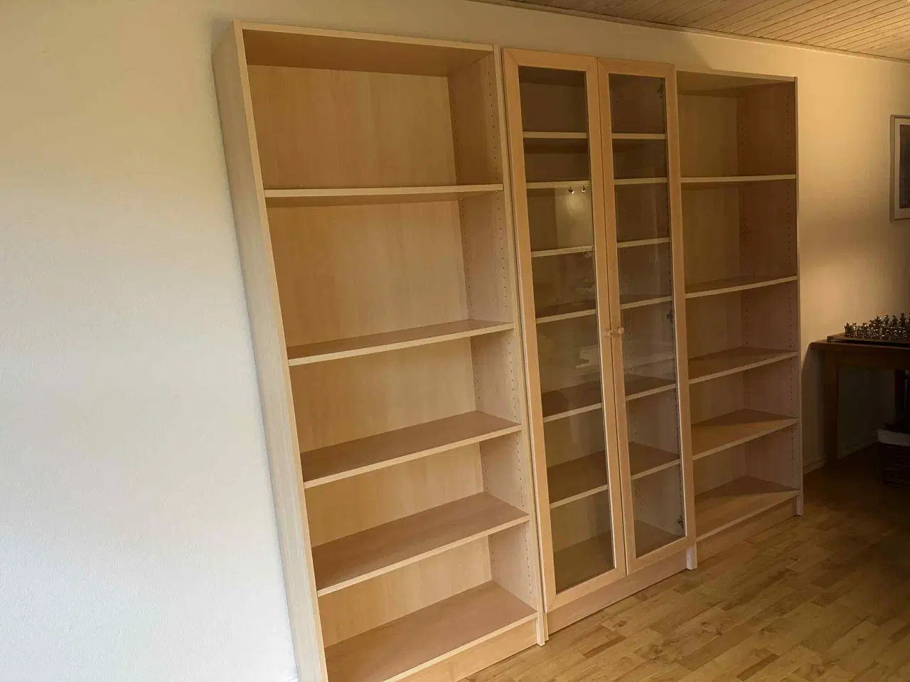 Billede 1 - Bogreol med tre sektioner sælges