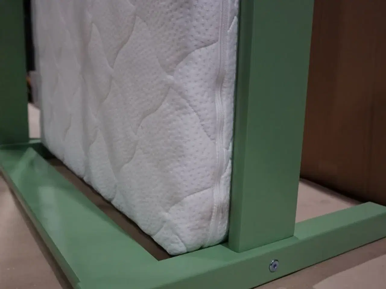 Billede 4 - Spiloppe juniorseng 70x160 cm - pale green inkl. Madras uden sengehest