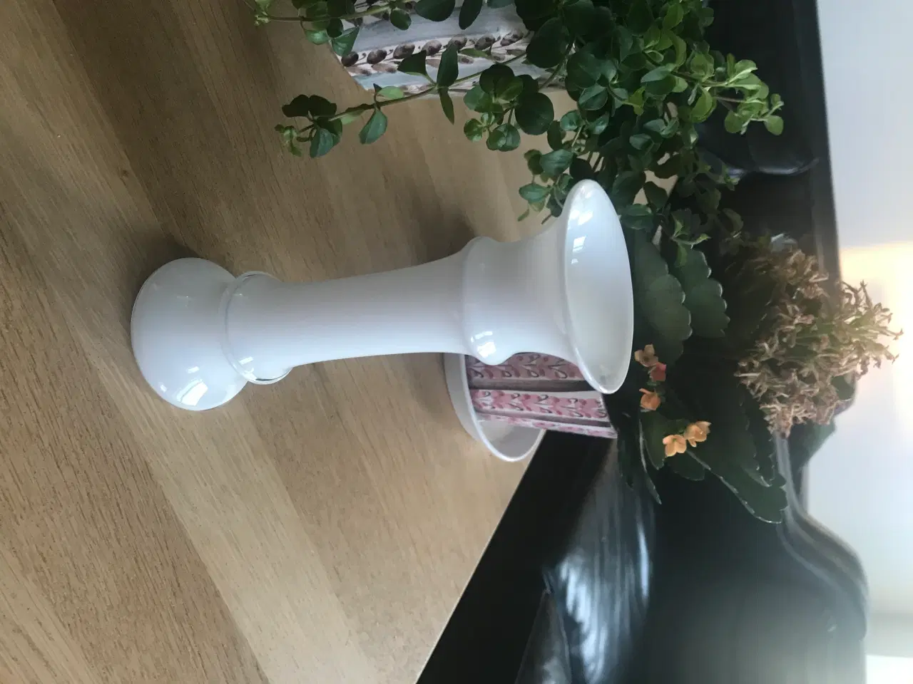 Billede 2 - Holmegaard MB vase i opal hvid - Højde 17,5 cm.