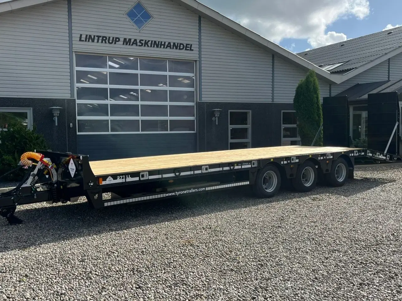 Billede 2 - Tyrone 27TLL LANG MODEL med forbredningsudstyr samt kombi bremser, både luft og hydrauliske bremser. Affjedret træk og affjedret aksler. Med hydrauliske ramper og værktøjskasse