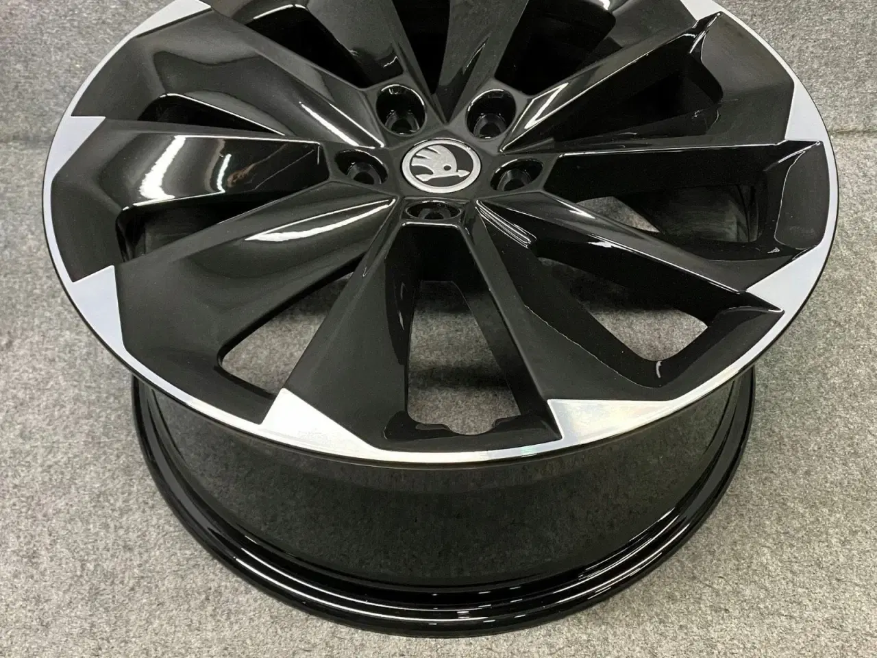 Billede 1 - ALUFÆLGE SKODA SUPERB 3V0 SUPERNOVA 19"