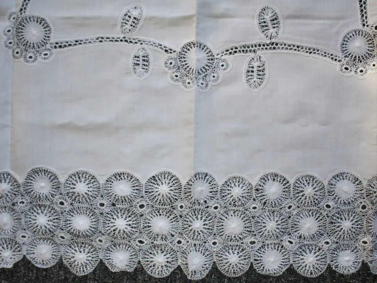 Billede 4 - Dug med gimpede blonder, 130 x 105 cm 