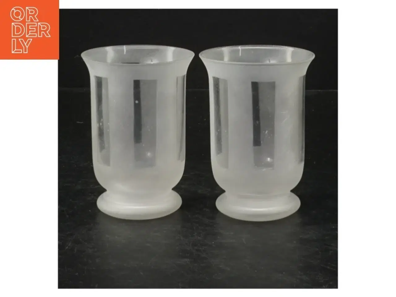 Billede 1 - Sæt med to frostede plastik kander (str. Ø. 6,5 cm. længde, 9 cm)