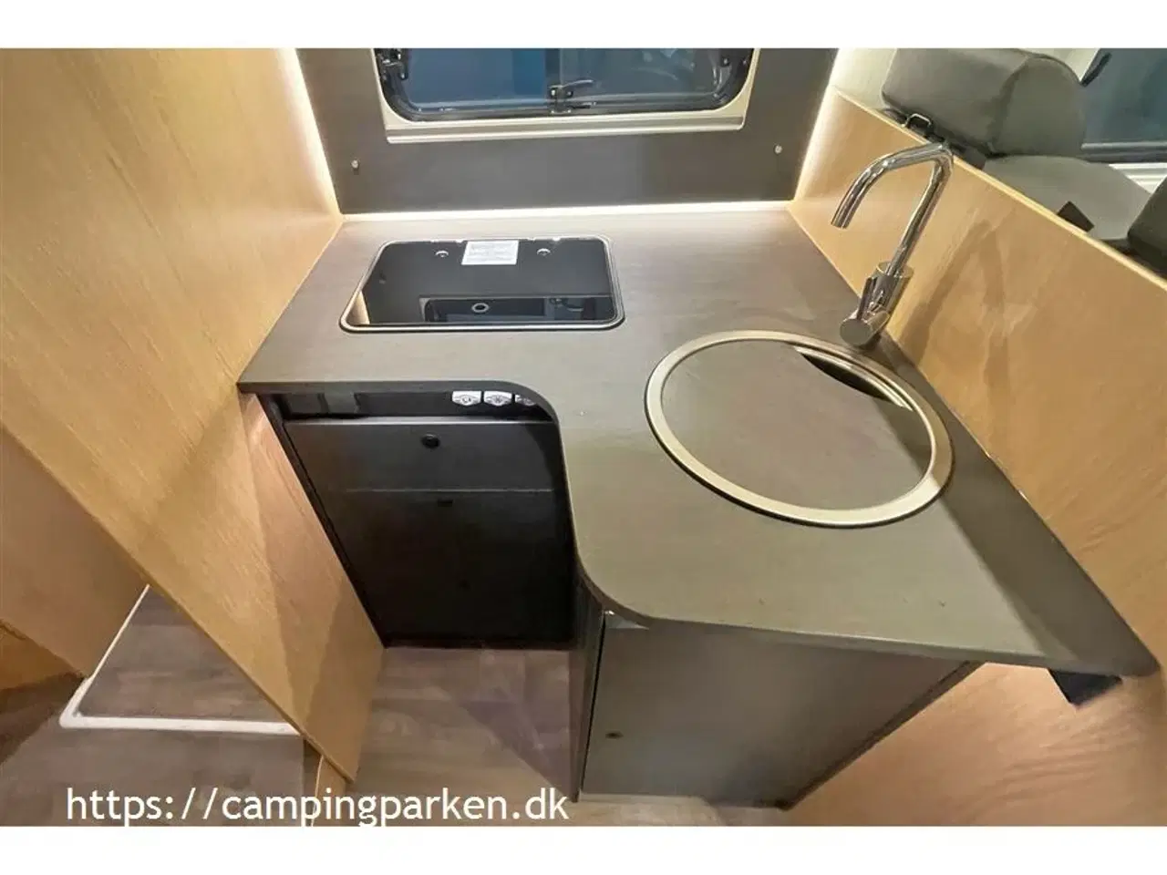 Billede 8 - 2024 - SunLight T 68 Adventure Edition Sunlights mest solgte, med hæve-/sænkeseng og meget udstyr