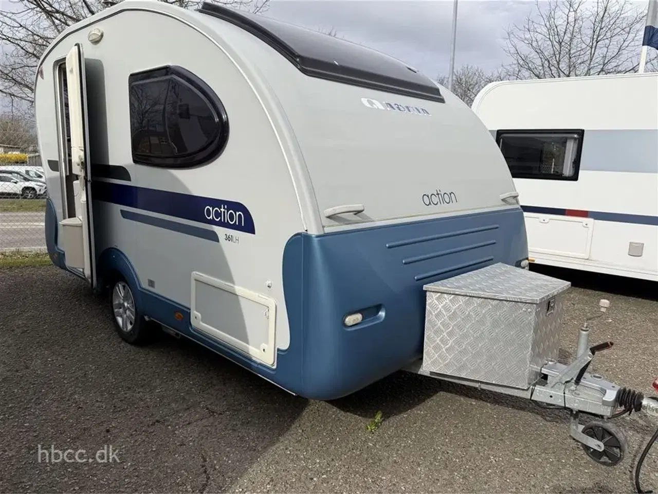 Billede 1 - 2012 - Adria Action 361 LH   Adria Action 361 LH – Let rejsevogn med fortelt og ikonisk design