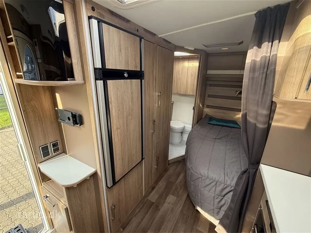 Billede 9 - 2019 - Kabe Briljant 470 XL KS   Isabella Capri Coal - Inkl annex, mover - Thule fast markise - Gasbageovn, Stort tagluge, stort køleskab.
