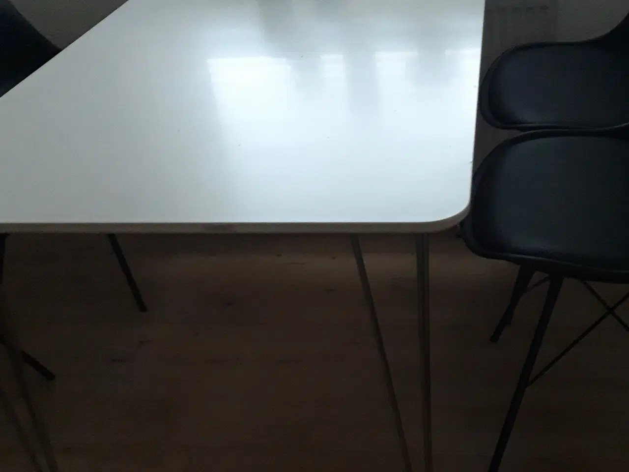 Billede 3 - Køkkenbord og 4 stole 