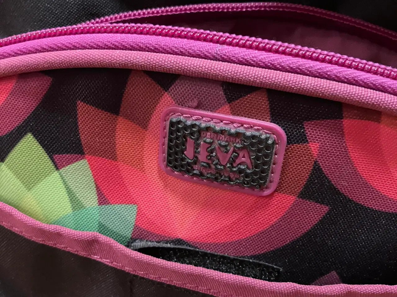Billede 5 - Skoletaske i sort og lyserød.