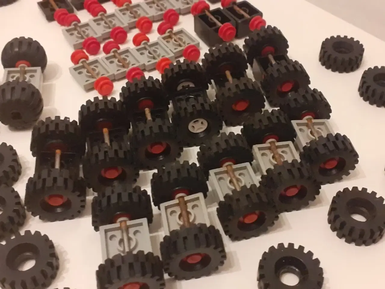Billede 7 - LEGO stort sæt med hjul, gummidæk, aksler m.m.