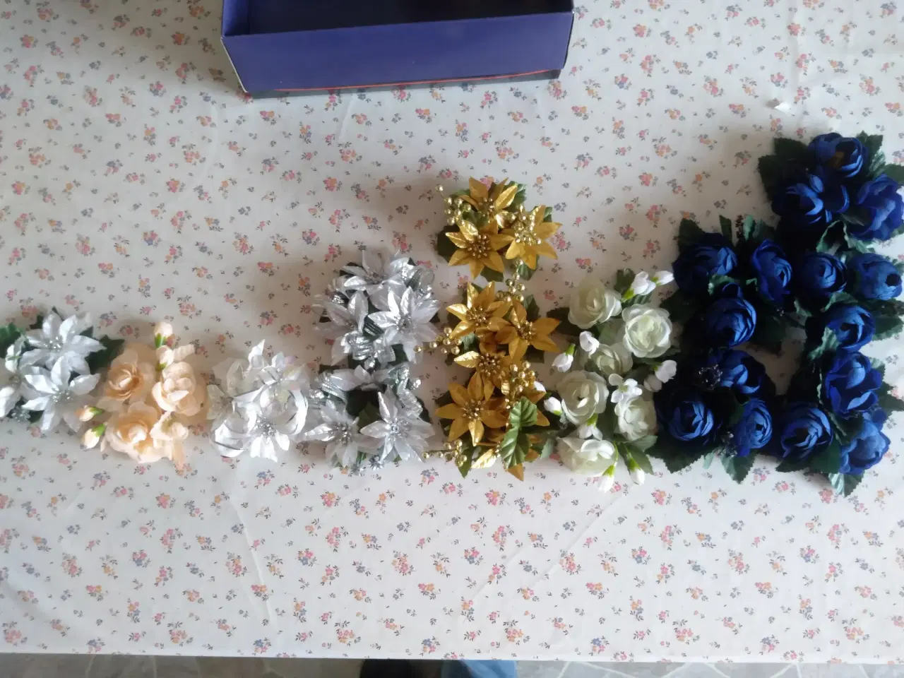 Billede 18 - Julepynt, krus, lysestager, nissehuer m.m.