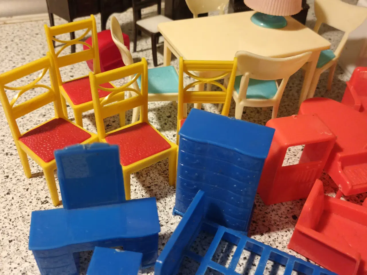 Billede 1 - Møbler til dukkehuset