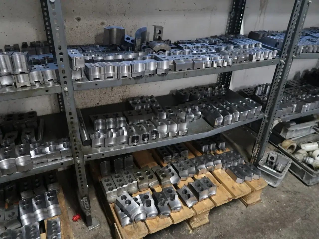 Billede 8 - 4 stk. reoler med div. Specialværktøj