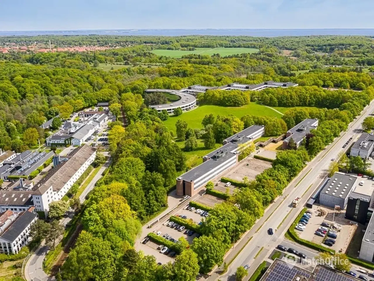 Billede 1 - Unik arkitektur placeret i skøn natur