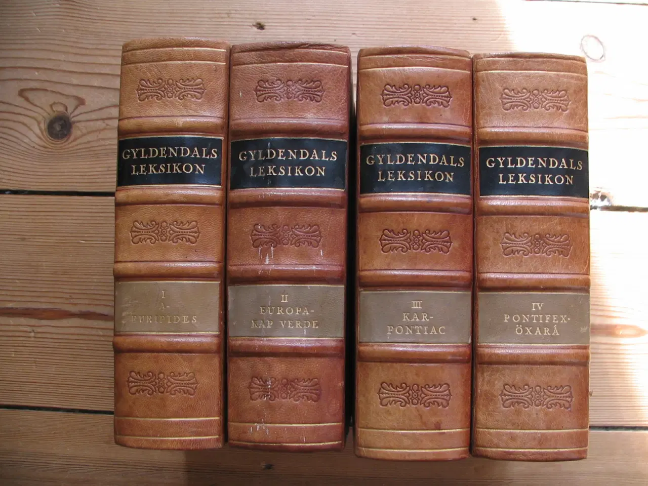 Billede 1 - Gyldendals verdenshistorie i 4 bind