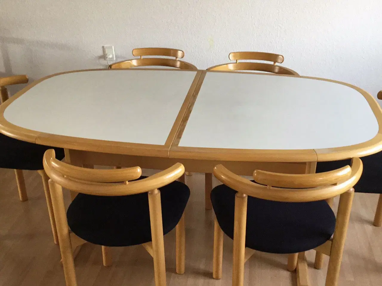 Billede 3 - Spisebord med 2 plader og 8 stole