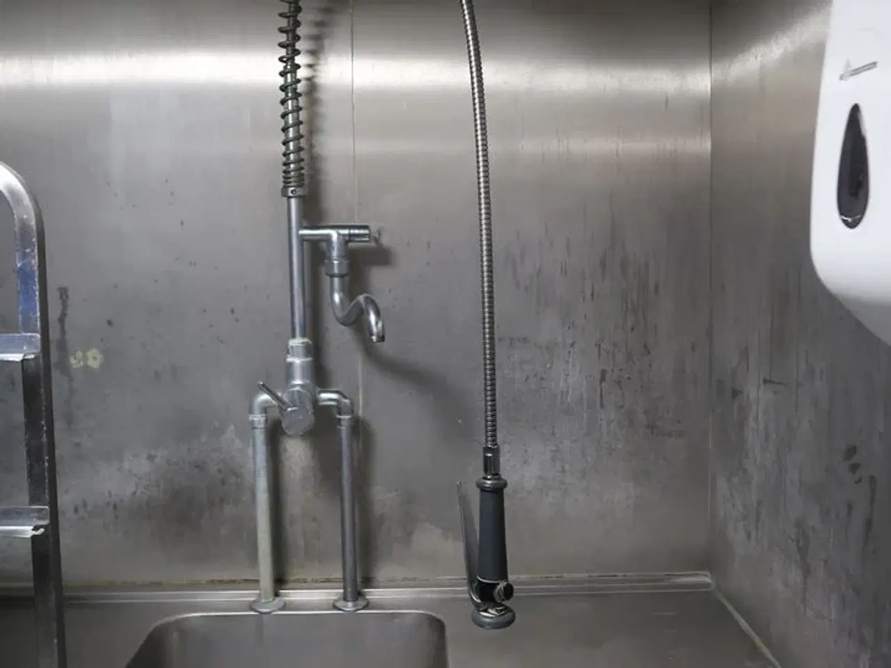 Billede 1 - Væghængt rustfri stålbord med vask & pistol