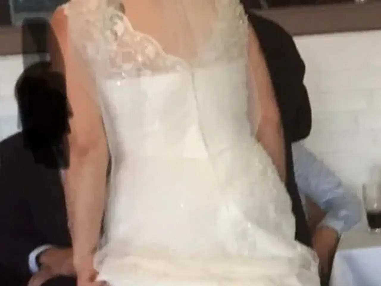 Billede 2 - brudekjole med blonder og slæb
