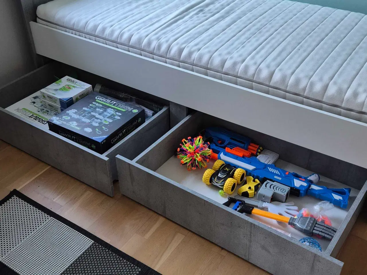 Billede 1 - seng med opgraderet lamelbund og opbevaring 