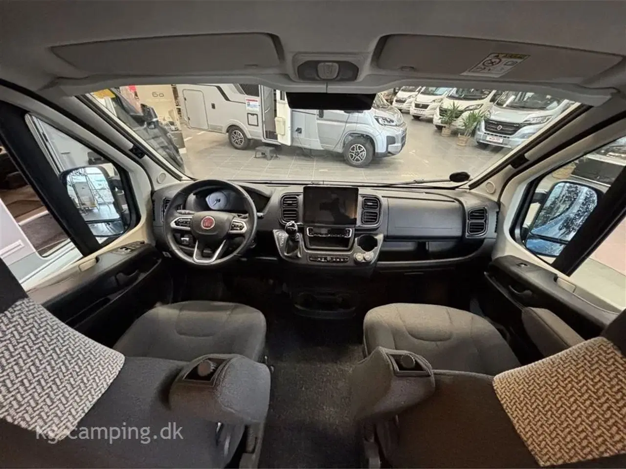 Billede 17 - 2022 - Hymer Free 540 BLUE EVOLUTION   Udstyr inkluderet: 2x Lithium-batteri • Solcelleanlæg • Markise • Hævesængetag • Fuld LED-lys • Automatisk klimaanlæg • Elektrisk håndbremse