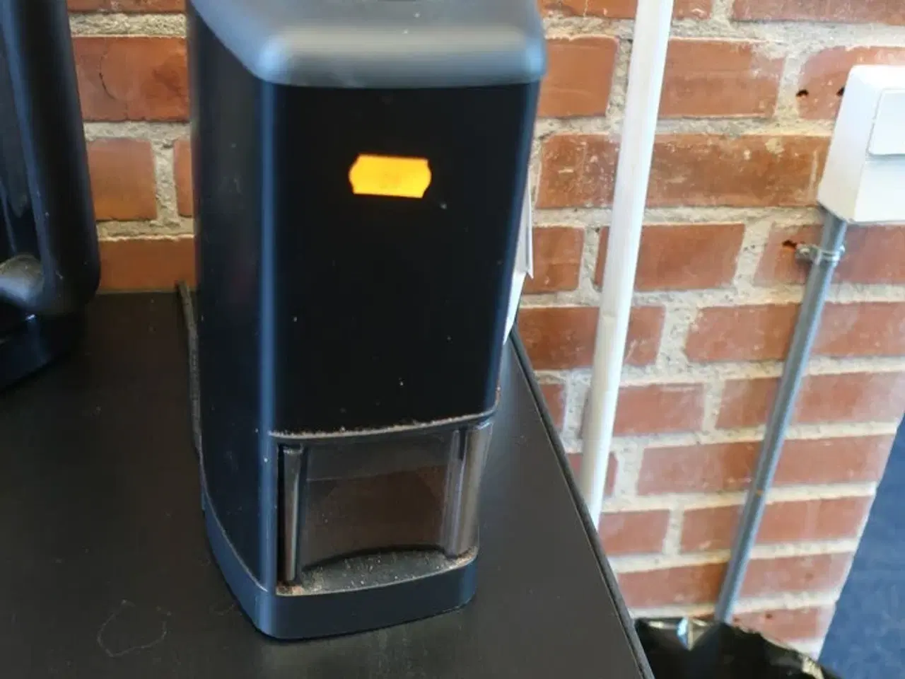 Billede 12 - Kaffekværn WILFA samt div. kander, kedler m.v. på bord