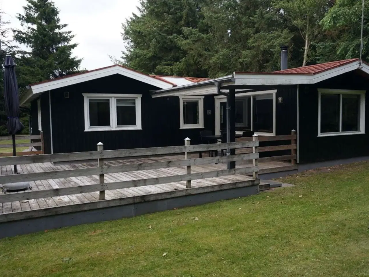 Billede 2 - Limfjorden ved Sp�ttrup, 6 sovepladser, 600m til badestrand, stor ugenert grund med gr�spl�ne, br�ndeovn, radio, tv med parabol, 2 overd�kkede terrasser.