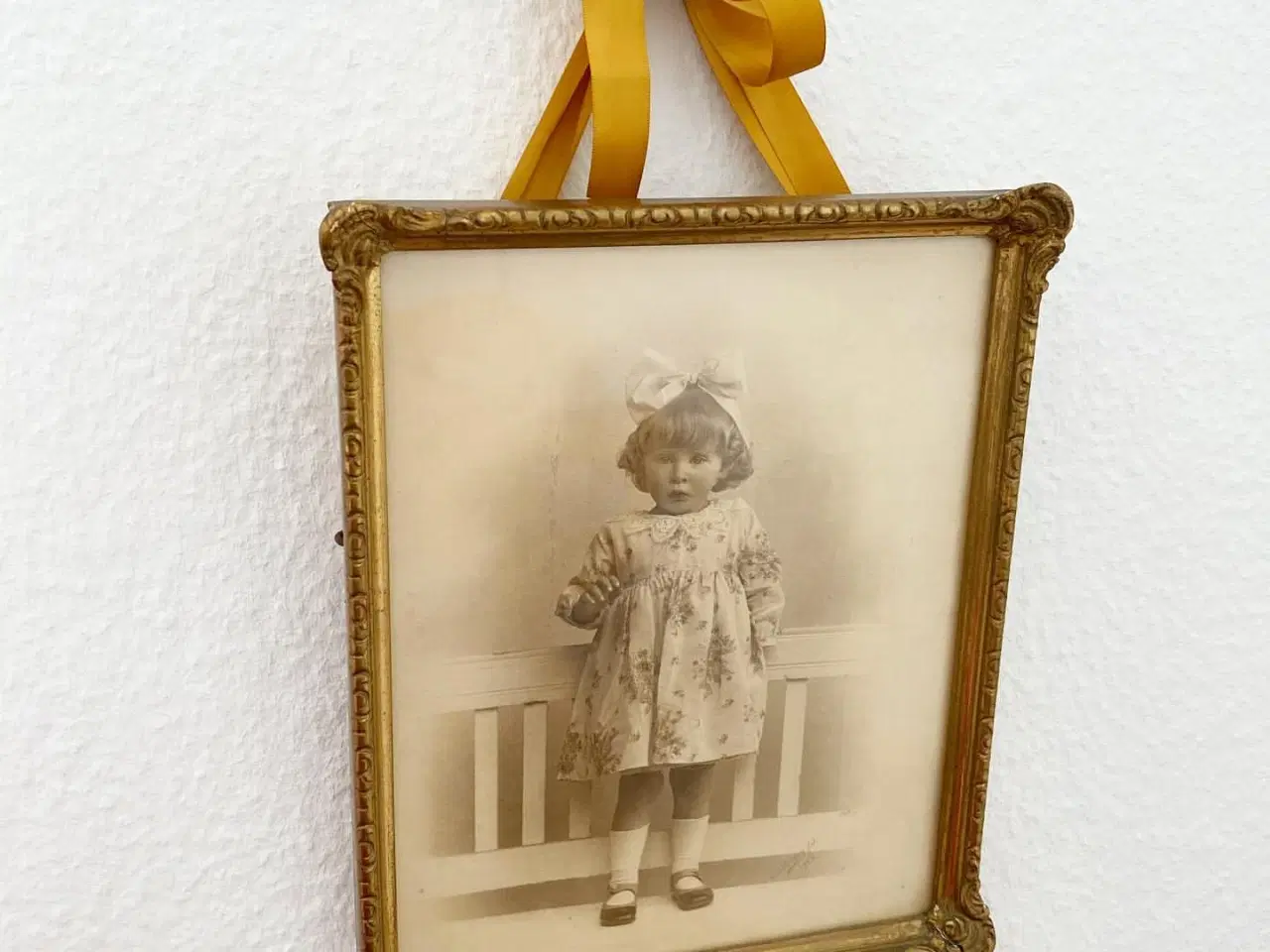 Billede 1 - Sort/hvid foto af lille pige i guldramme, dat. 1928