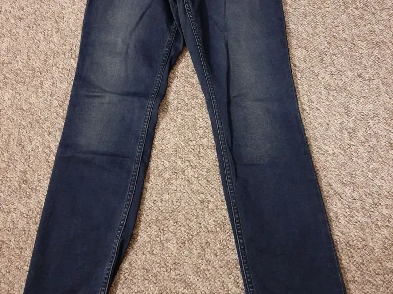 Billede 1 - Jeans med stræk i.