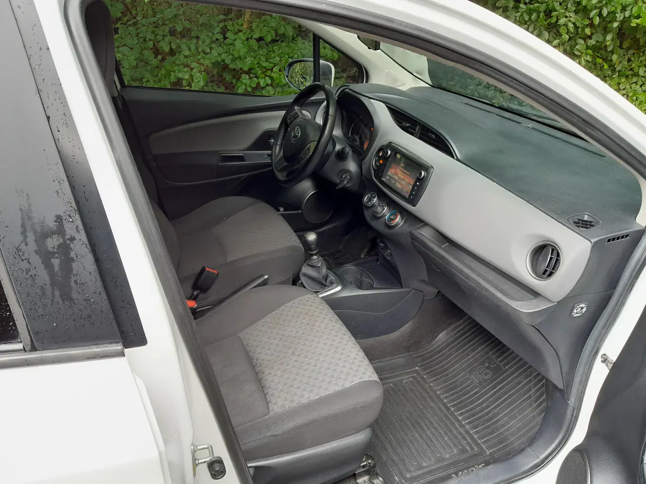 Billede 6 - Yaris 1.4D 2015, nysynet, med træk, momsfri