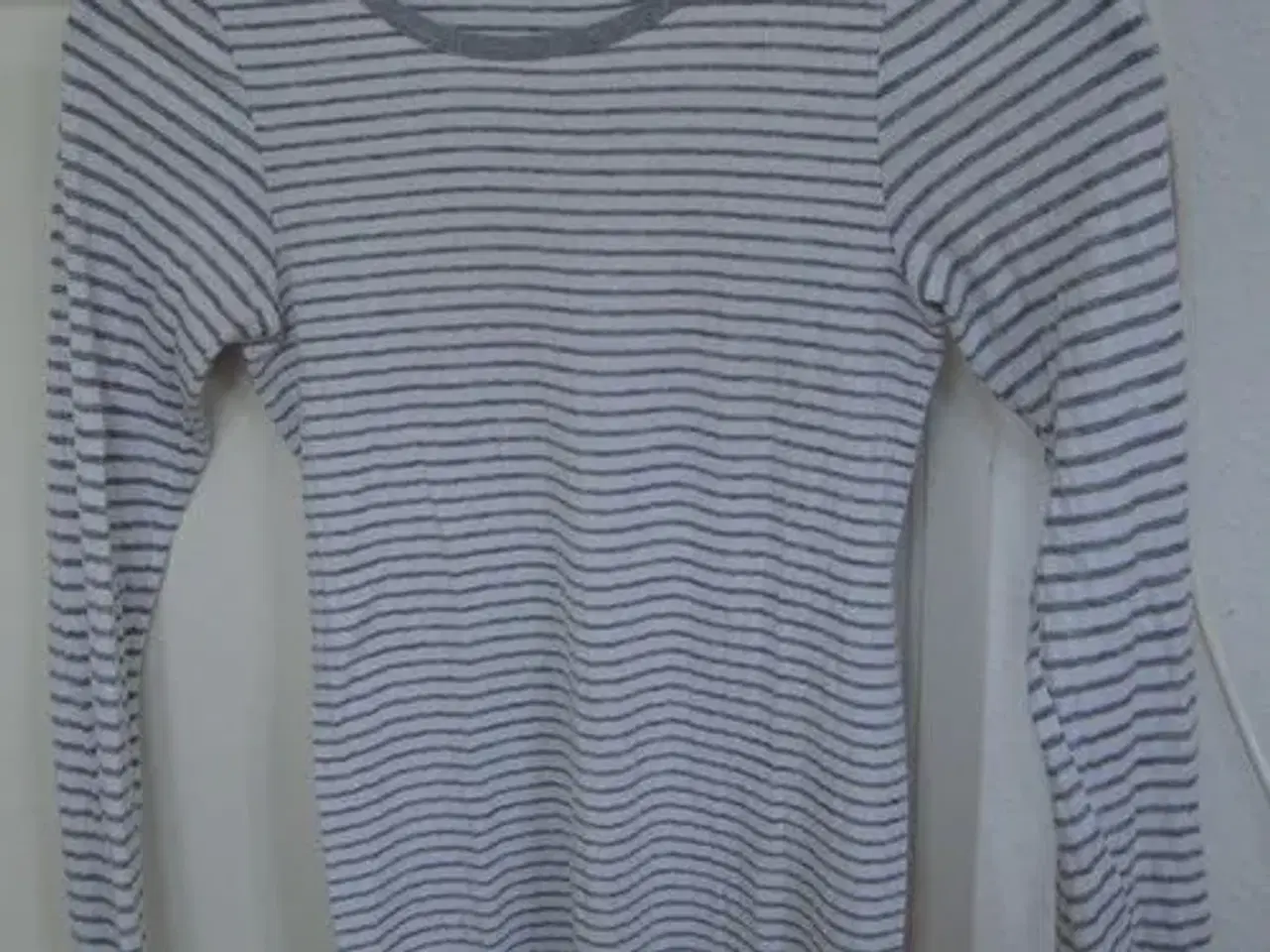 Billede 5 - stribet hvid og grå langærmet t-shirt
