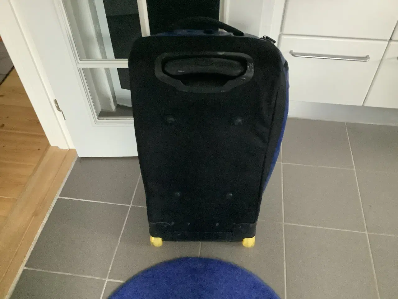 Billede 3 - Rejsetaske, stor og rummelig og med hjul 