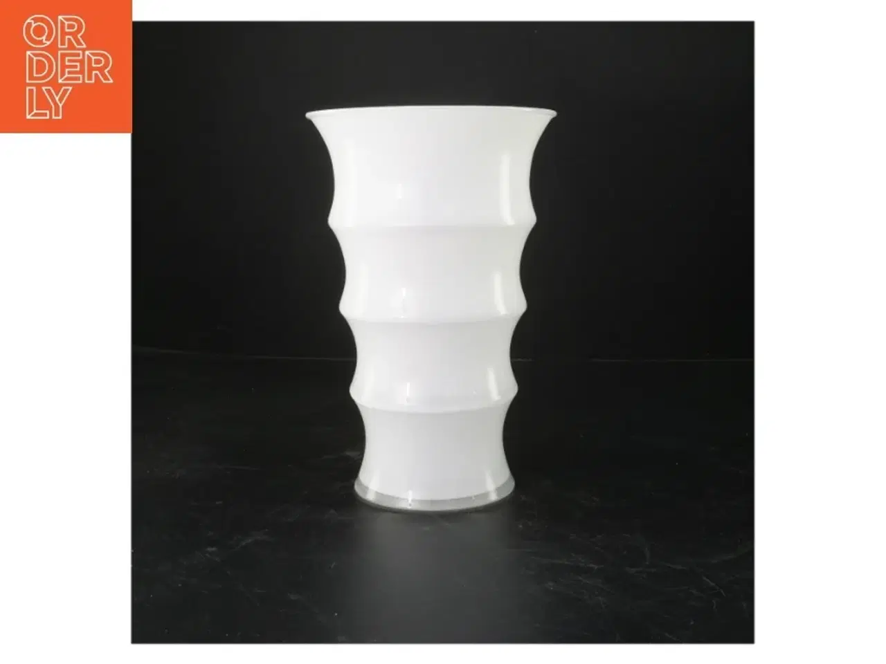 Billede 1 - Hvid vase karen blixen (str. Ø. 15 cm. længde. 23 cm)