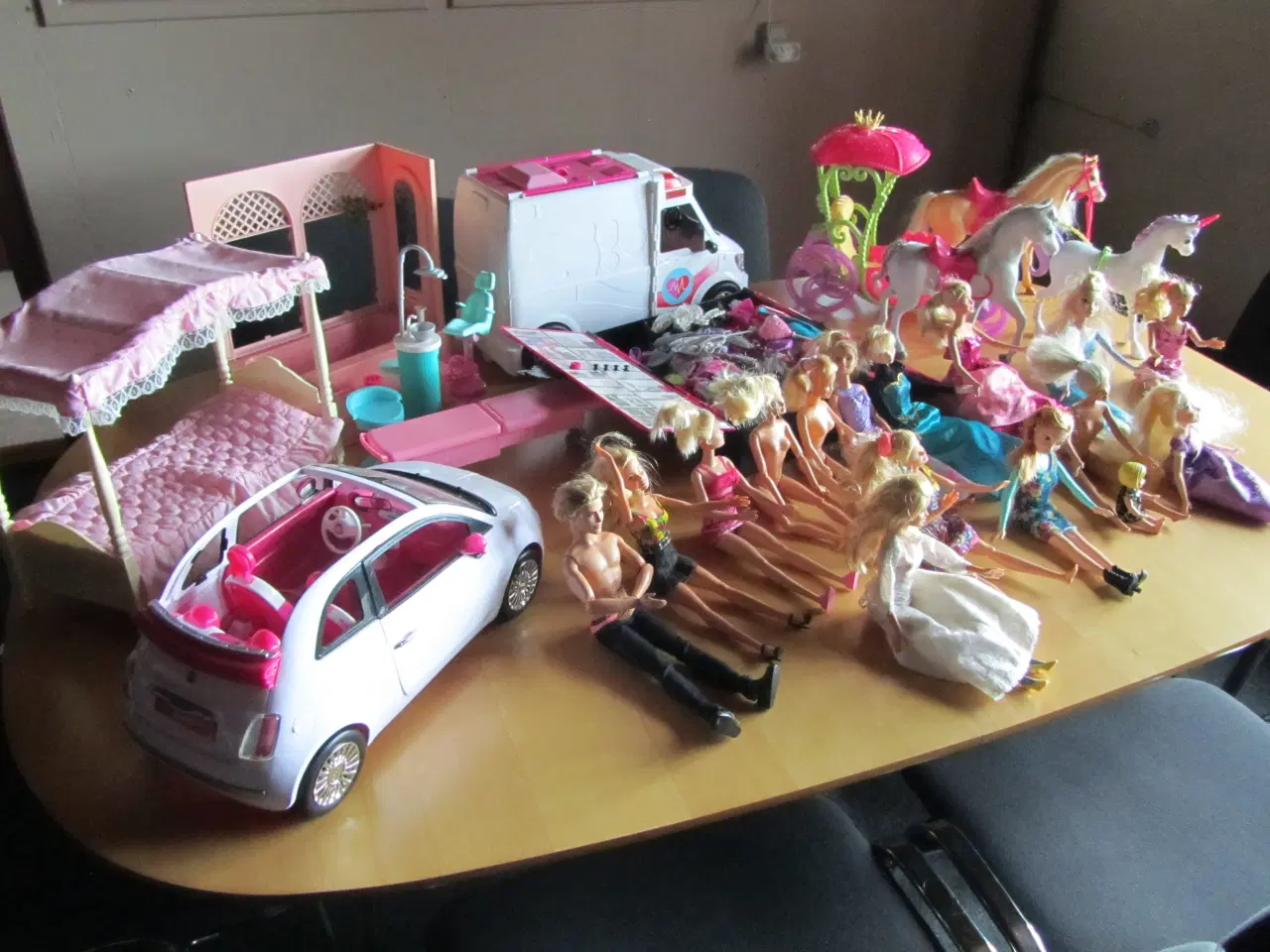 Billede 2 - Barbie biler, dukker og heste samt mange ting.
