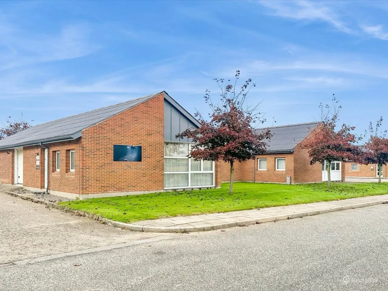 Billede 1 - Optimale rammer til din virksomhed: Lyst erhvervslejemål med høj port og topfaciliteter