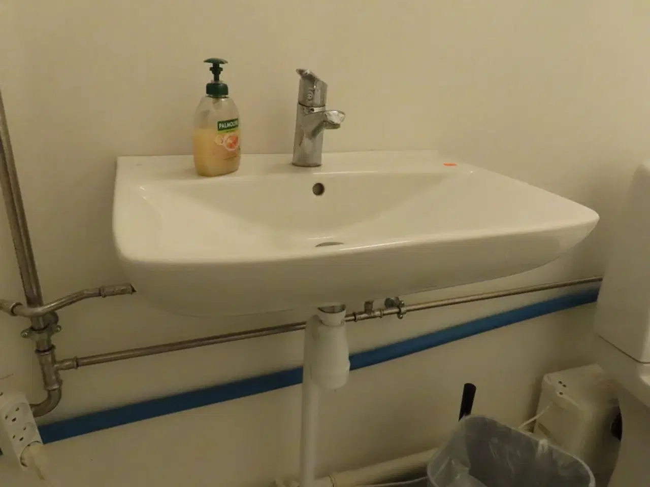 Billede 5 - Toilet, vask og vandvarmer