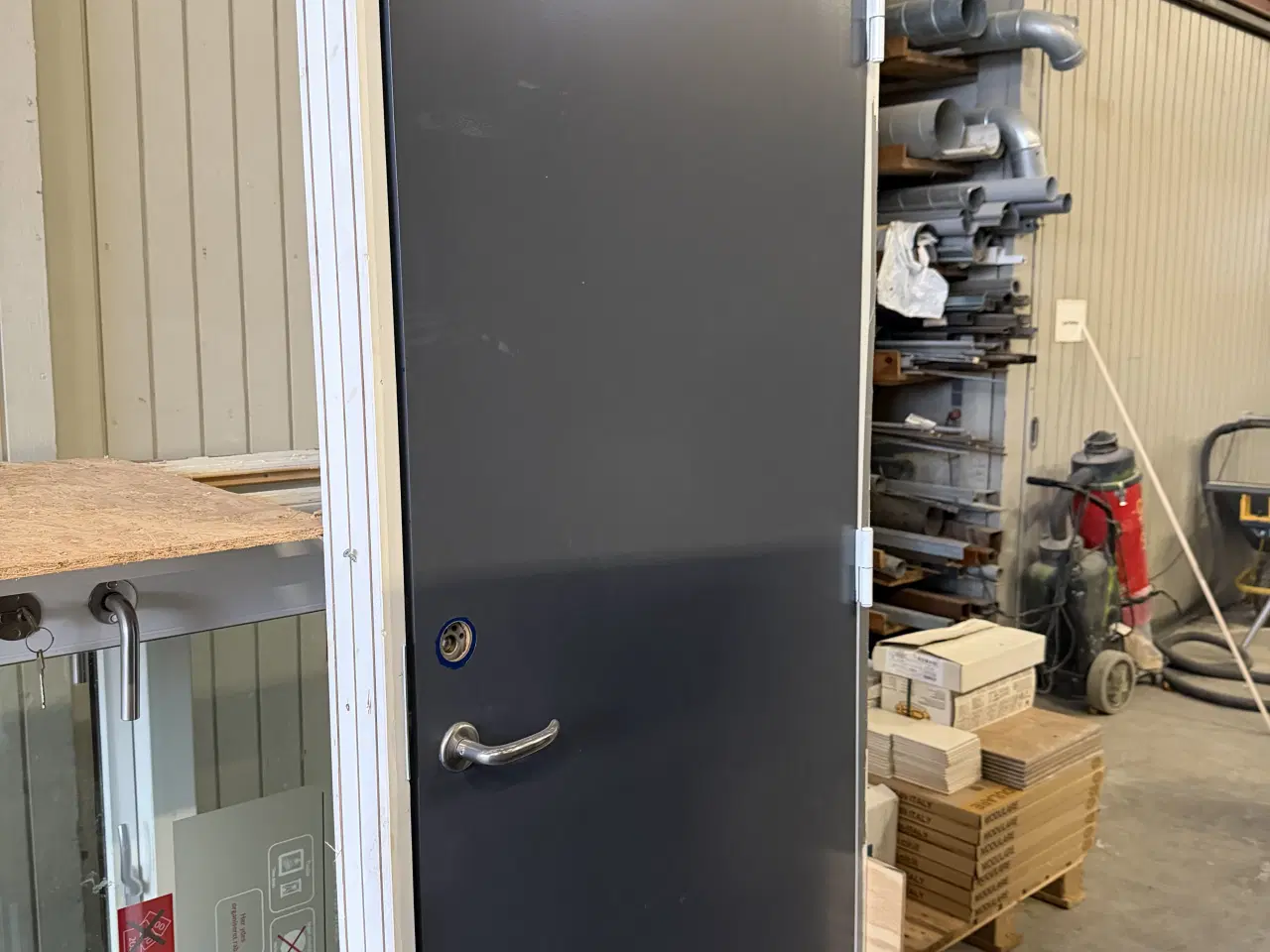 Billede 2 - Massiv dør m. Karm & greb 