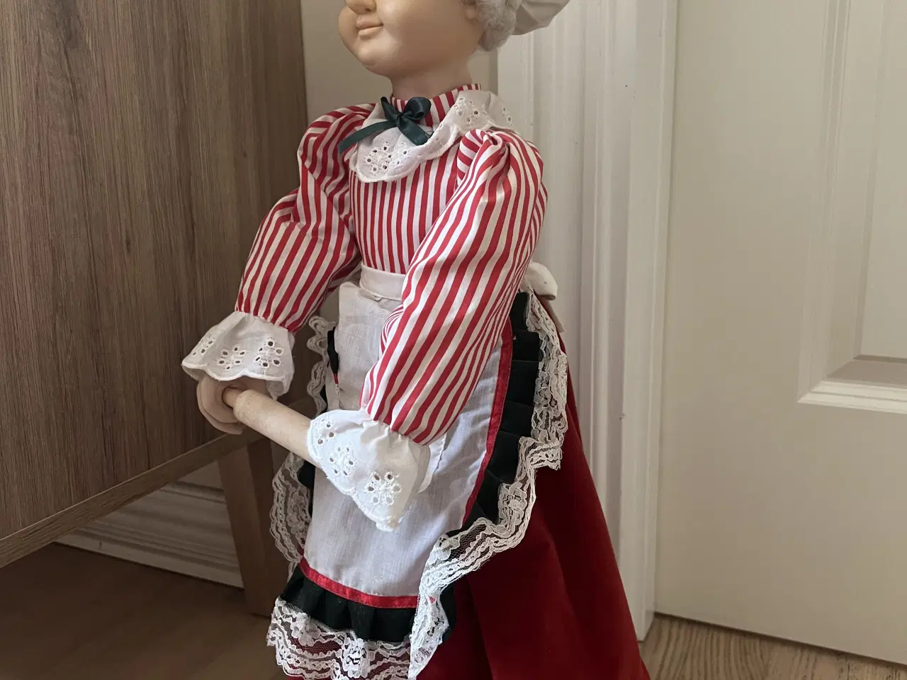 Billede 2 - Stor flot gammel mekanisk bagerjomfru figur