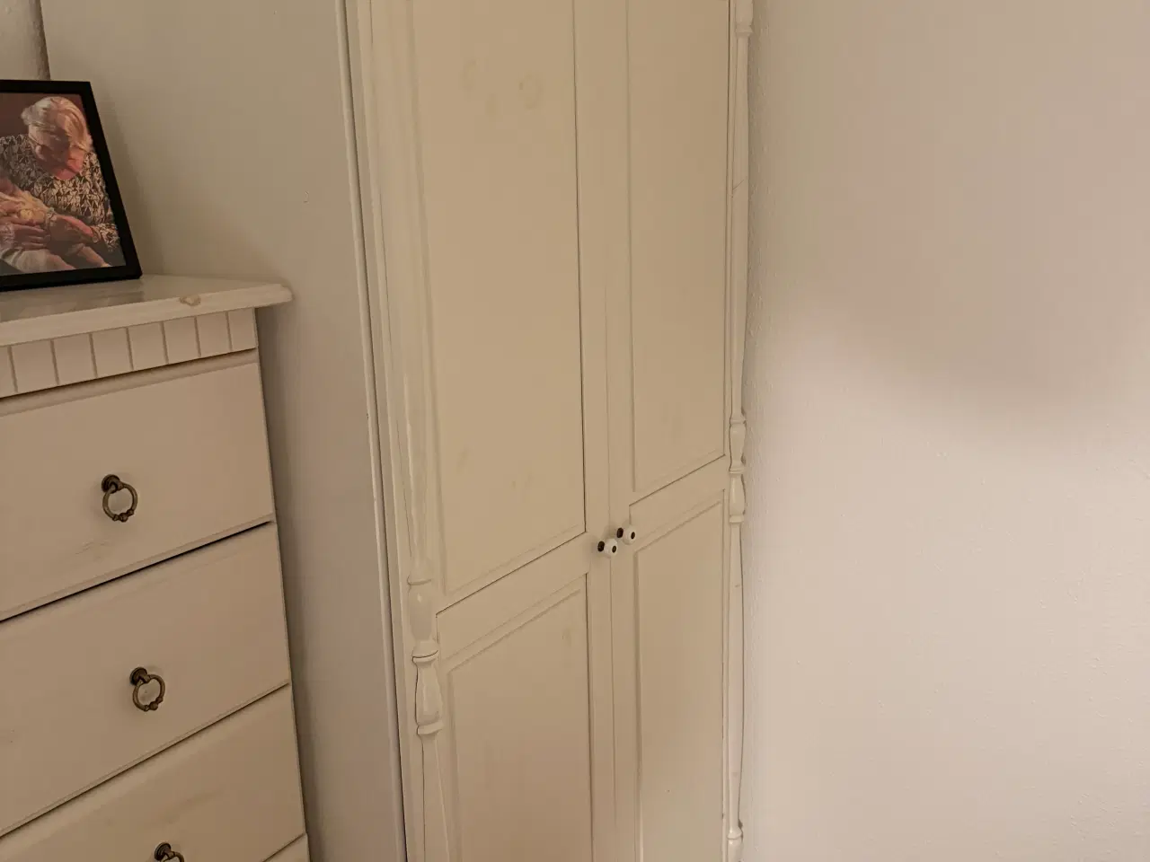 Billede 2 - Fint hvidt karlekammerskab med hylder