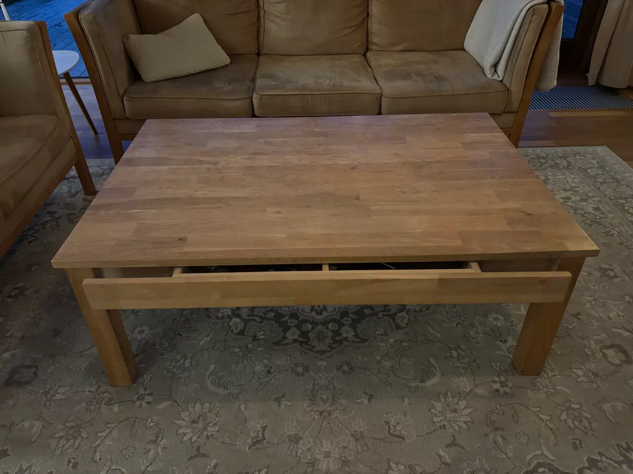 Billede 2 - Massiv egetræs sofabord med skuffe.