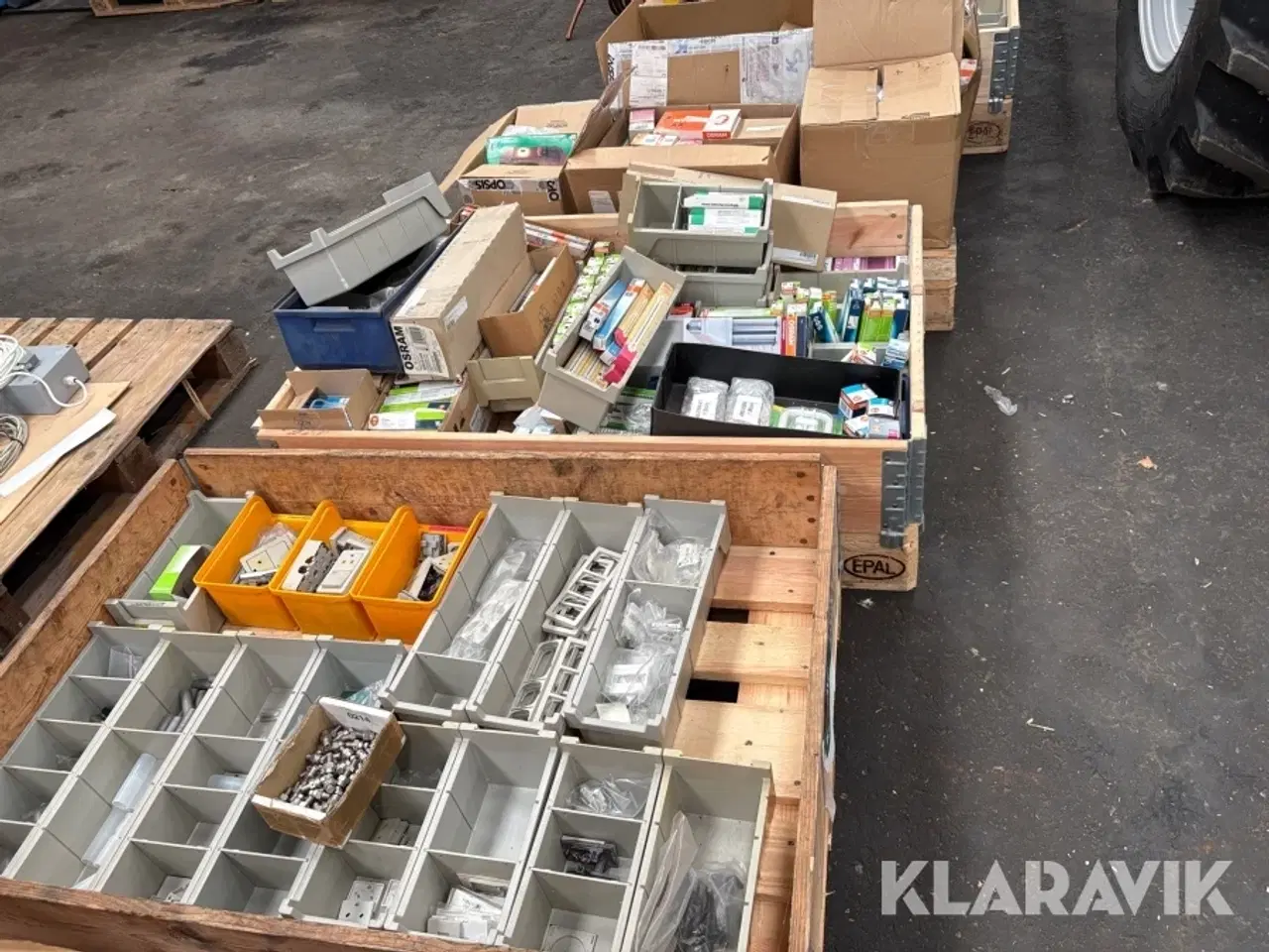 Billede 2 - Pærer og el-udstyr 3 paller