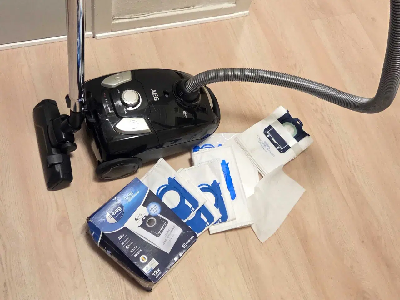 Billede 1 - AEG. Støvsuger  med 29 stk støvsugerposer