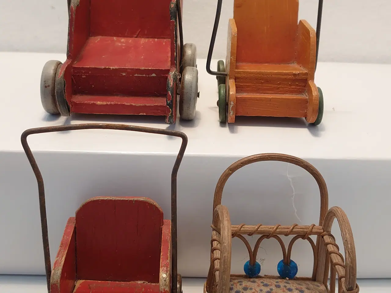 Billede 6 - 4 stk gamle miniature dukkevogne. Ca 1930-40
