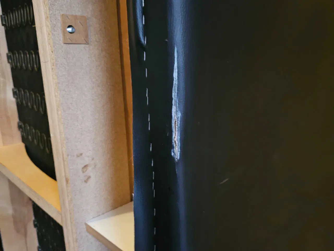 Billede 4 - 3-personers sofa + lænestol i sort kunstlæder