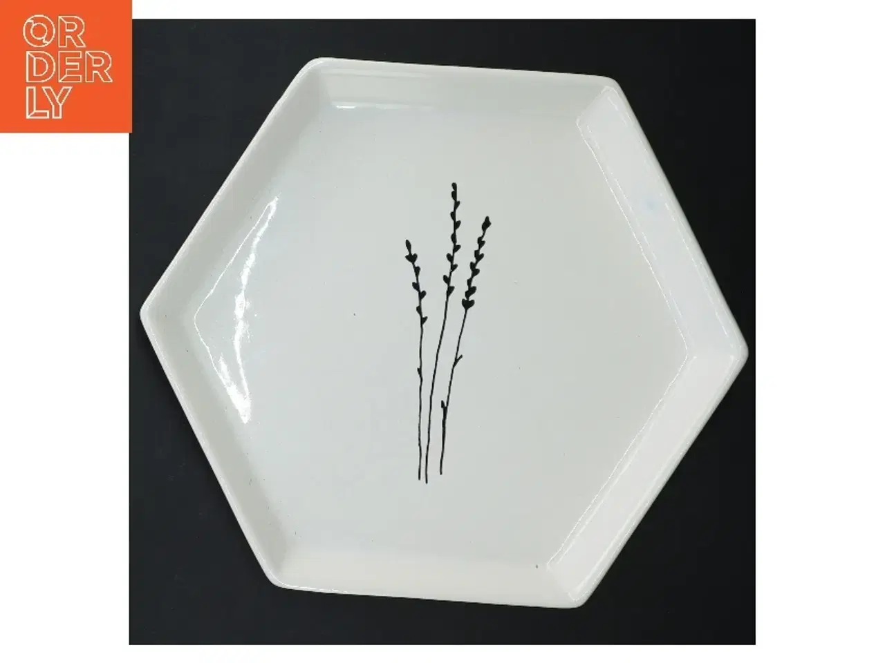 Billede 1 - Sekskantet serveringsfad fra Søstrene Grene (str. 23 cm)