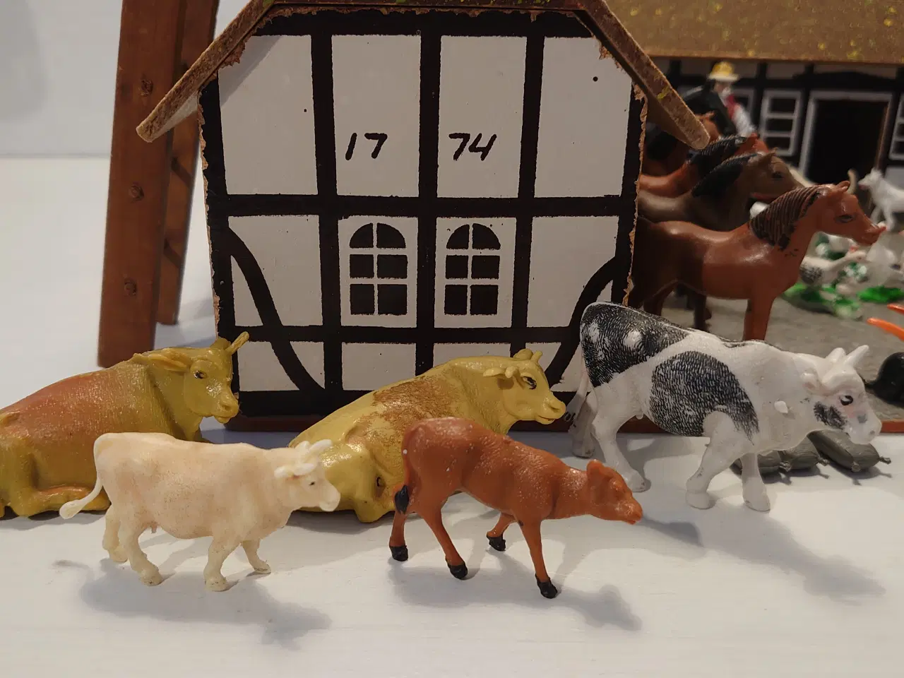 Billede 3 - Velholdt vintage træ bondegård med 45 dele.