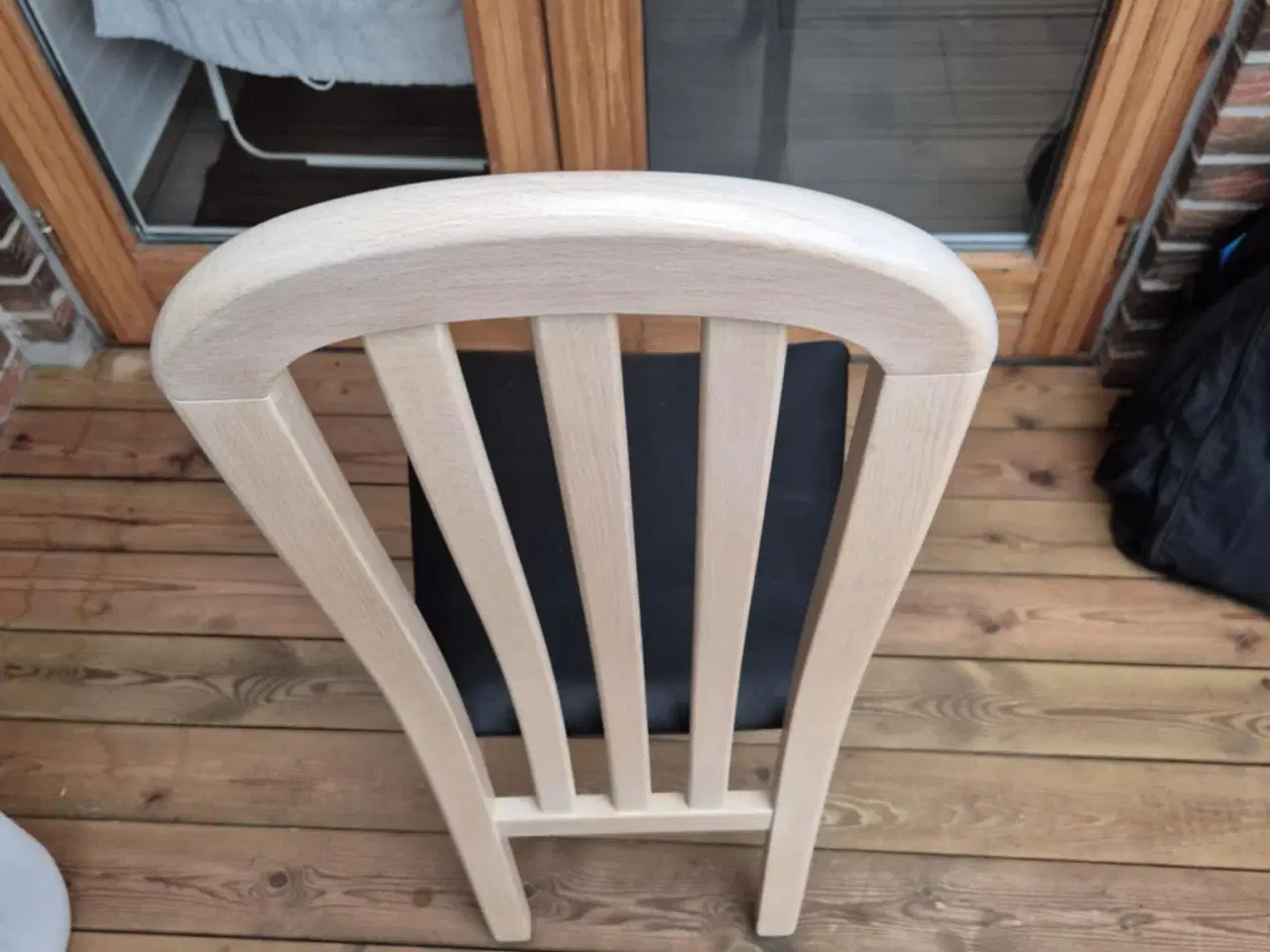 Billede 5 - Spisebordssæt med 6 stole og 2 tillægsplader