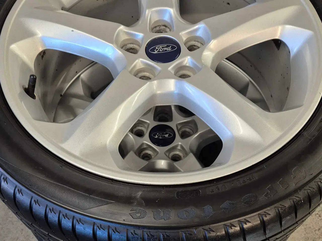 Billede 2 - FORD 18" ORIGINAL ALUFÆLGE MED SOMMERDÆK 5x108