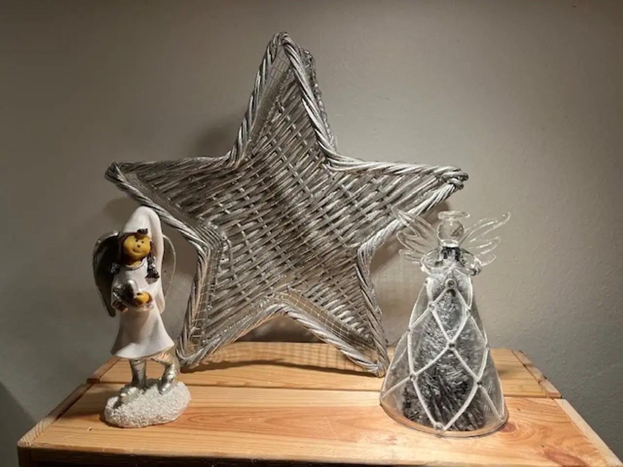 Billede 6 - Smukt dekorationssæt: Sølvstjerne og to fine engle