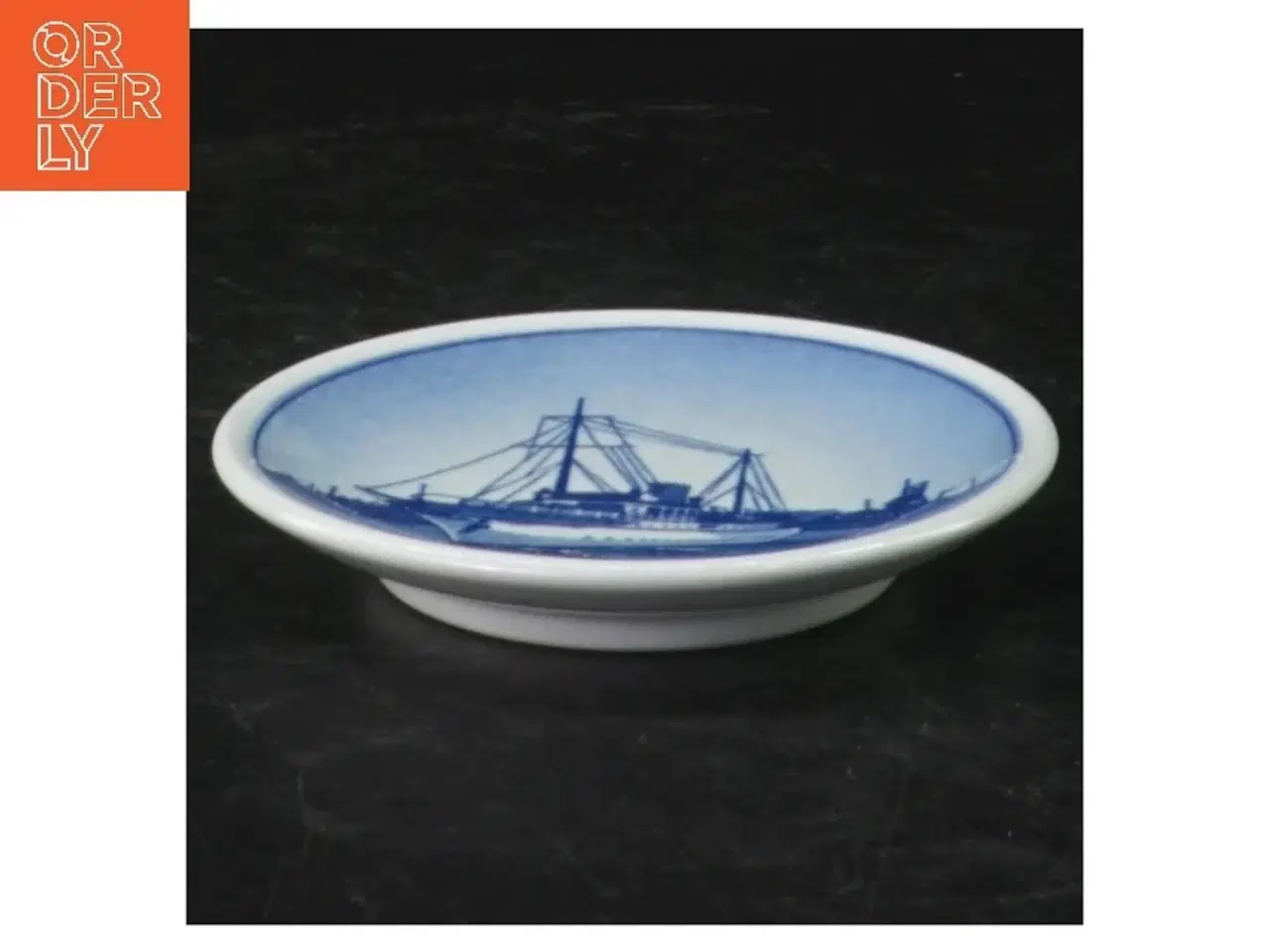 Billede 2 - Blåt keramikfad med skibsmotiv fra Royal Copenhagen (str. Ø. 8,5 cm)