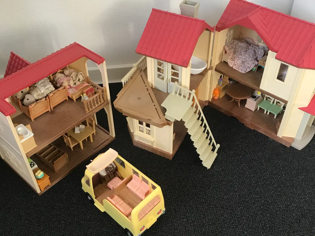 Billede 2 - Sylvanian Familie m. Hus Båd Bus mm